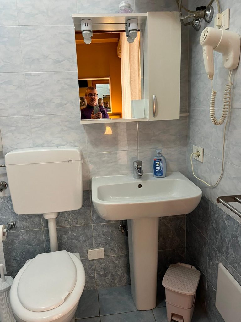 CAMERA 1 - camera quadrupla bagno 2